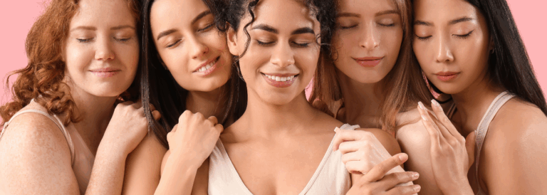 Mujeres jóvenes abrazándose con ternura, representando la sororidad y el acto de donar óvulos como un gesto solidario y libre.