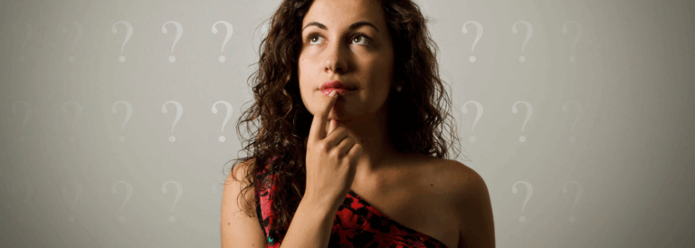 Mulher pensativa com expressão de dúvida, representando questionamentos sobre doação de óvulos e reprodução assistida.